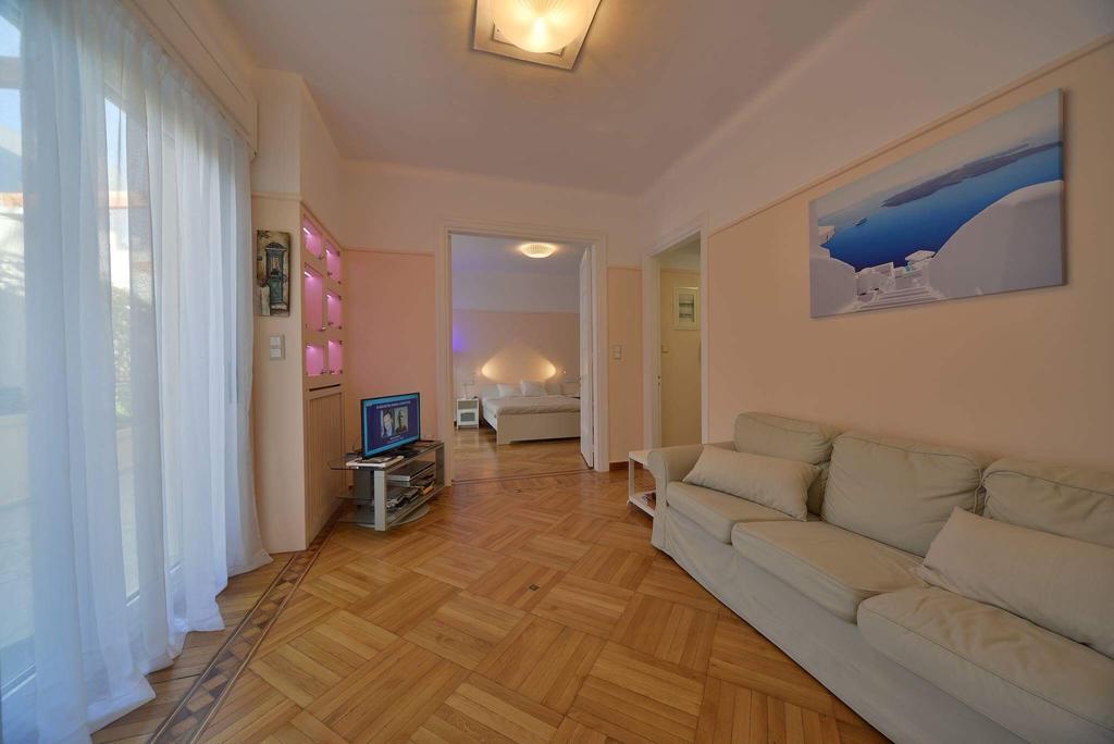 Oasis veranda under columns.Kolonaki embassy area. Atina Dış mekan fotoğraf