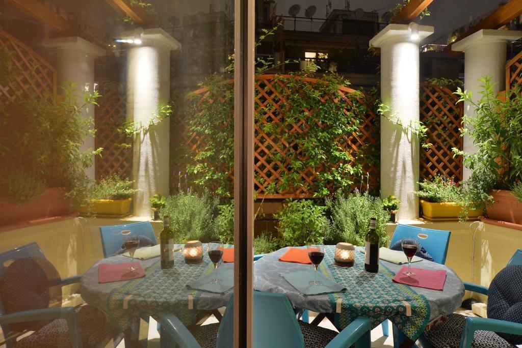 Oasis veranda under columns.Kolonaki embassy area. Atina Dış mekan fotoğraf